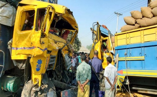 দিনাজপুরে দুই ট্রাকের সংঘর্ষ, নিহত ২ 