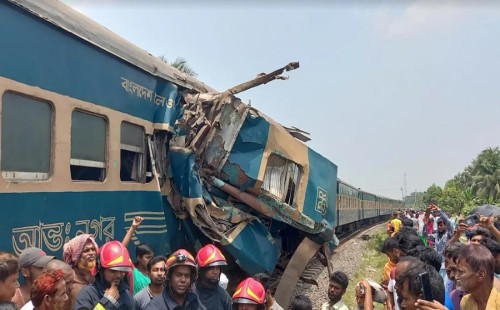 গাজীপুরে দুই ট্রেনের সংঘর্ষ, ৫ বগি লাইনচ্যুত 