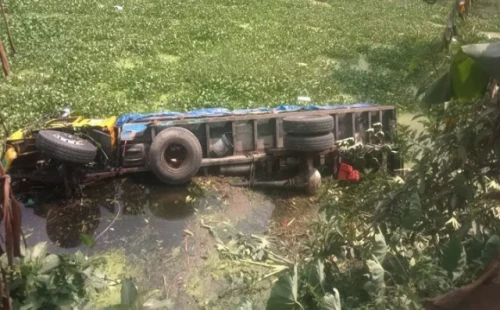 নোয়াখালীতে ট্রাক-সিএনজি সংঘর্ষ 