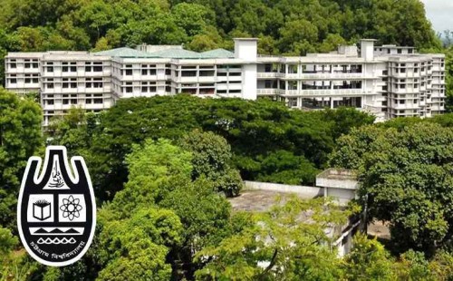 চবির আবাসিক হলে মদ খেয়ে ছাত্রীর মাতলামি 