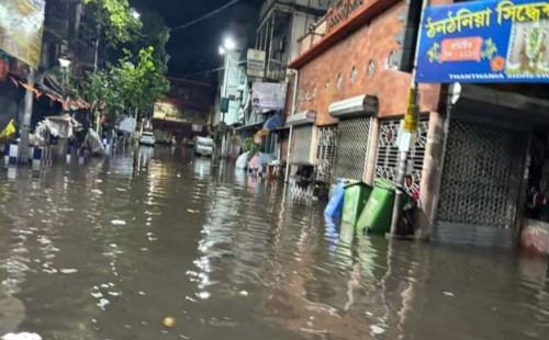 মৌসুমের প্রথম বৃষ্টিতেই জলমগ্ন কলকাতা 