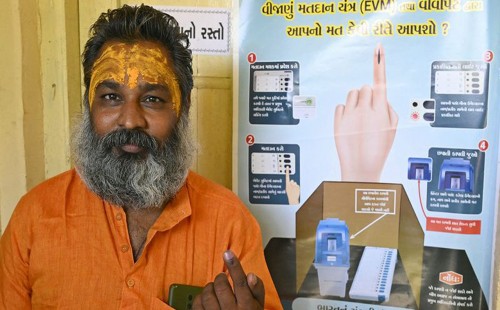 ভারতে গহিন বনে গিয়ে নেওয়া হলো একজন ভোটারের ভোট 