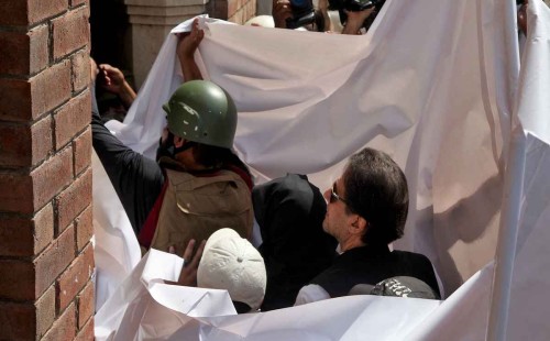 কারাগারে স্থানান্তরে ইমরান খানের স্ত্রীর আবেদন মঞ্জুর আদালতের