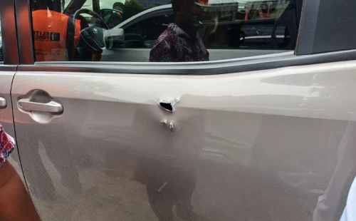 স্কুলের সামনে অভিভাবকের গাড়ি থেকে গুলি 