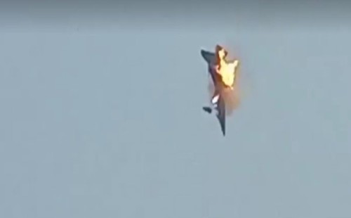 পতেঙ্গায় বিমান বাহিনীর প্রশিক্ষণ যুদ্ধবিমান বিধ্বস্ত 