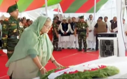 টুঙ্গিপাড়ায় বঙ্গবন্ধুর সমাধিতে প্রধানমন্ত্রীর শ্রদ্ধা 