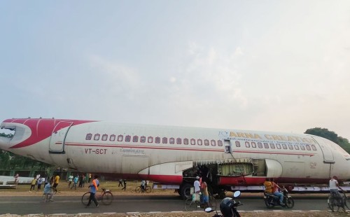 গ্রামের রাস্তায় বিশাল প্লেন, দেখতে ছুটে এলো গ্রামবাসী 