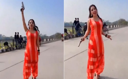 মহাসড়কে অস্ত্র হাতে তরুণীর নাচ 