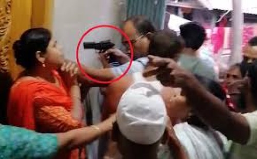 আসামি ধরতে গিয়ে নারীর মাথায় পিস্তল ঠেকালেন পুলিশ 