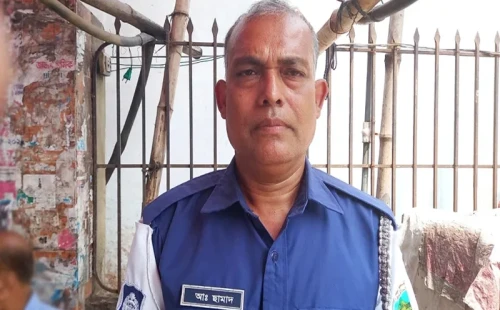 স্ত্রীর অনুপ্রেরণায় ৫৭ বছর বয়সে এসএসসি পাস করলেন পুলিশ সদস্য 