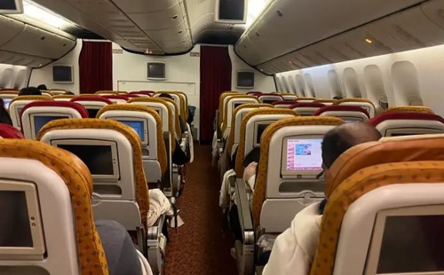 বিমানে হুলুস্থুল কাণ্ড যাত্রীর, আকাশ থেকে ঝাঁপ দেওয়ার হুমকি! 