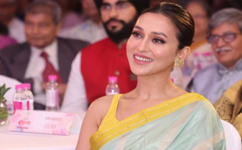 অভিনেত্রী মিমির মা পেলেন ‘রত্নগর্ভা’ পুরস্কার 