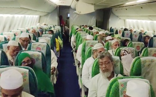 ৪১৯ যাত্রী নিয়ে চট্টগ্রাম ছাড়ল হজের প্রথম ফ্লাইট 