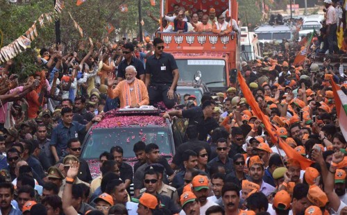 বিশাল শোডাউন করে মোদির মনোনয়নপত্র জমা 