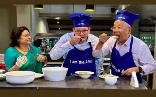 ঝাল মুড়ি,ফুচকায় মোজেছেন পিটার হাস এবং লু 