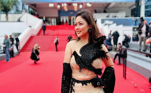 কানের লাল গালিচায় মুগ্ধতা ছড়ালেন "ভাবনা" 