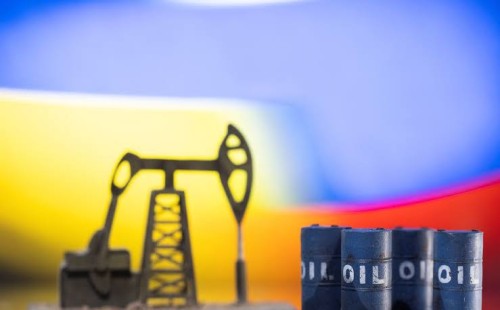 মজুত কমায় বাড়ল তেলের দাম