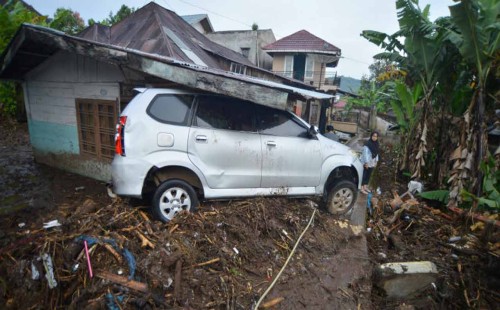 ইন্দোনেশিয়ায় বন্যা, শীতল লাভায় মৃত ৬৭ 