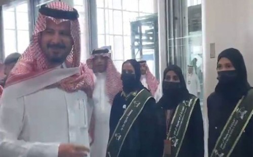 তরুণীদের দিয়ে হজযাত্রীদের স্বাগত, ব্যাপক প্রশংসা 