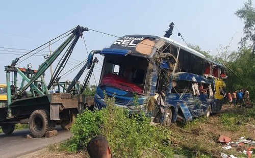 চৌদ্দগ্রামে বাস উল্টে নিহত ৫ , আহত ১০ 