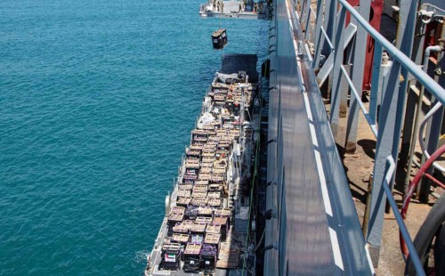 এই প্রথম গাজার অস্থায়ী বন্দরে ত্রাণবাহী জাহাজ 