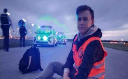 মিউনিখ বিমানবন্দরের রানওয়ে অবরোধ, ৮ পরিবেশকর্মী গ্রেফতার 