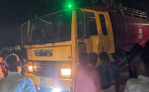 পেট্রলবাহী লরির চাপায় প্রাণ গেল দুই যুবকের 