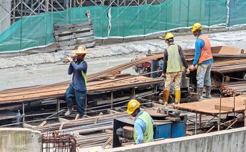বিদেশি শ্রমিক নেওয়ার নিষেধাজ্ঞা এখনই তুলছে না মালয়েশিয়া 