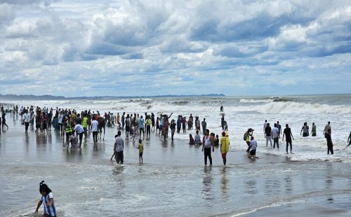 সপরিবারে ঘূর্ণিঝড় রিমাল দেখতে  সৈকতে 