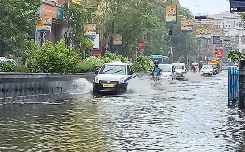 রাতভর বৃষ্টিতে কলকাতার রাস্তায় হাঁটুপানি 