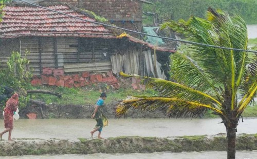 রেমালের আঘাতে পশ্চিমবঙ্গে নিহত ২ 