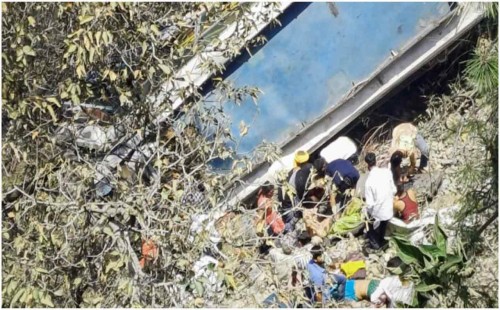 জম্মুতে ২০০ মিটার গভীর খাদে বাস, নিহত ২১ 