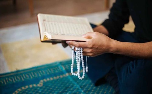 কোরআন হাত থেকে পড়ে গেলে ওজন করে সদকা কি দিতেই হবে 