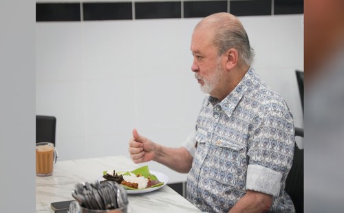 মালয়েশিয়ার রাজার জন্মদিন উদযাপন 