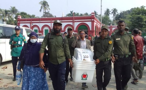 ২ উপজেলার কেন্দ্রে কেন্দ্র যাচ্ছে নির্বাচনী সরঞ্জাম 