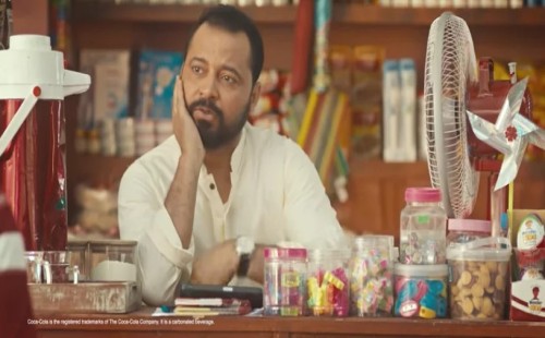 আবার ফিরে এলো কোকের সেই সমালোচিত বিজ্ঞাপন 
