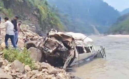 রুদ্রপ্রয়াগে ২৩ জন যাত্রী নিয়ে গাড়ি খাদে, নিহত ১২ 