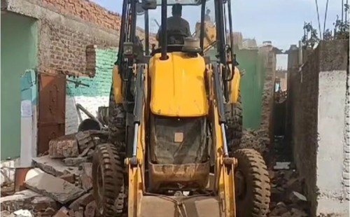 ফ্রিজে গোমাংস! মধ্যপ্রদেশে বুলডোজারে ধূলিসাৎ ১১টি বাড়ি 