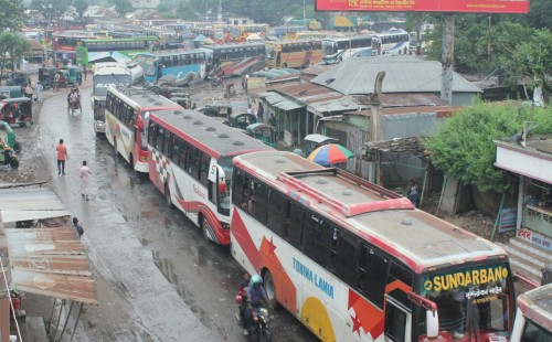 দৌলতদিয়া ঘাটে ফেরির অপেক্ষায় শতাধিক যানবাহন 