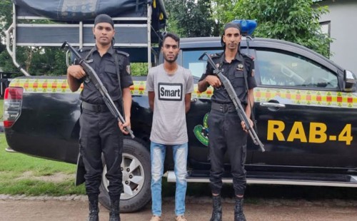 আমের ক্যারেটে ১৩ লাখ টাকার ফেনসিডিল, যুবক আটক 