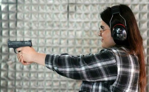 ইসরায়েলি নারীদের আগ্নেয়াস্ত্র কেনার হিড়িক 