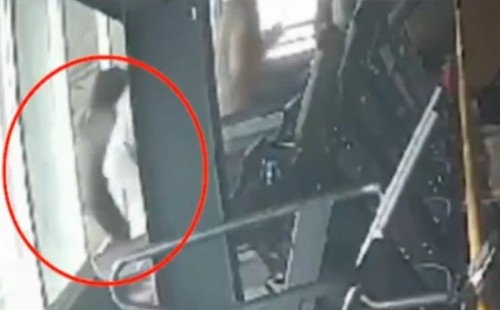 খোলা জানলার পাশে ট্রেডমিল, হোঁচট খেয়ে চার তলা থেকে নীচে! 