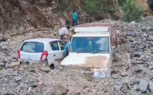 বৃষ্টিতে শিমলার একাধিক ধস, চাপা বহু গাড়ি 
