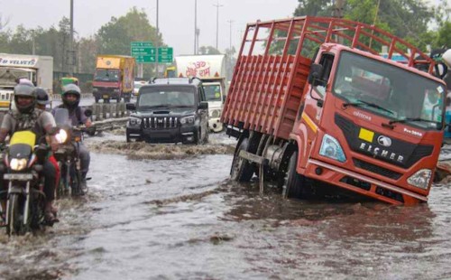দিল্লিতে রেকর্ড বৃষ্টি, ১১ জনের মৃত্যু 