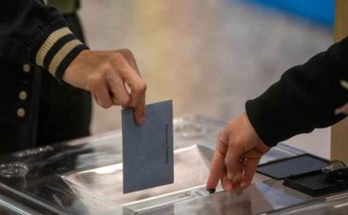 ফ্রান্সে পার্লামেন্ট নির্বাচনে ভোটগ্রহণ চলছে 