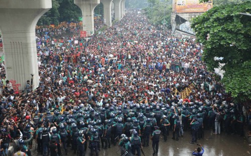 পুলিশের ব্যারিকেড ভেঙে শাহবাগে শিক্ষার্থীদের ব্লকেড 