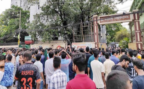 কোটাবিরোধীদের ওপর হামলার প্রতিবাদে জবিতে বিক্ষোভ 