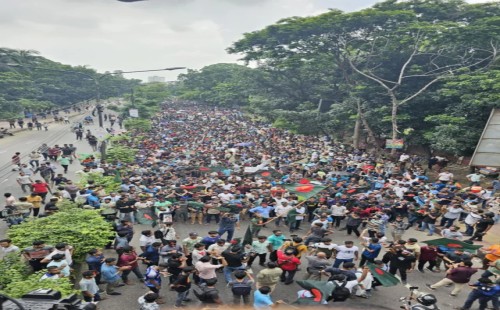 শিক্ষাভবনের সামনে পুলিশের ব্যারিকেড ভেঙে এগোচ্ছেন কোটাবিরোধী শিক্ষার্থীরা 