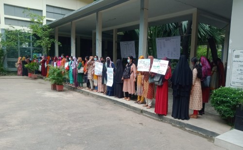 ছাত্রলীগের হামলার প্রতিবাদে ক্লাস-পরীক্ষা বর্জন ছাত্রীদের 