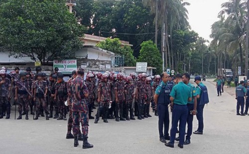 পুলিশ ও বিজিবিকে ঢাবি ক্যাম্পাস ছাড়তে এক ঘণ্টার আলটিমেটাম 